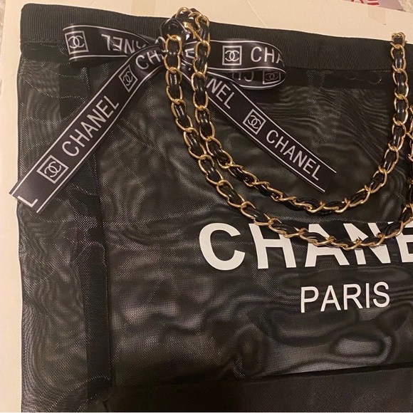 CHANEL
Chanel Mesh tote Bag included
Makeup Pouch - Picture 8 of 13